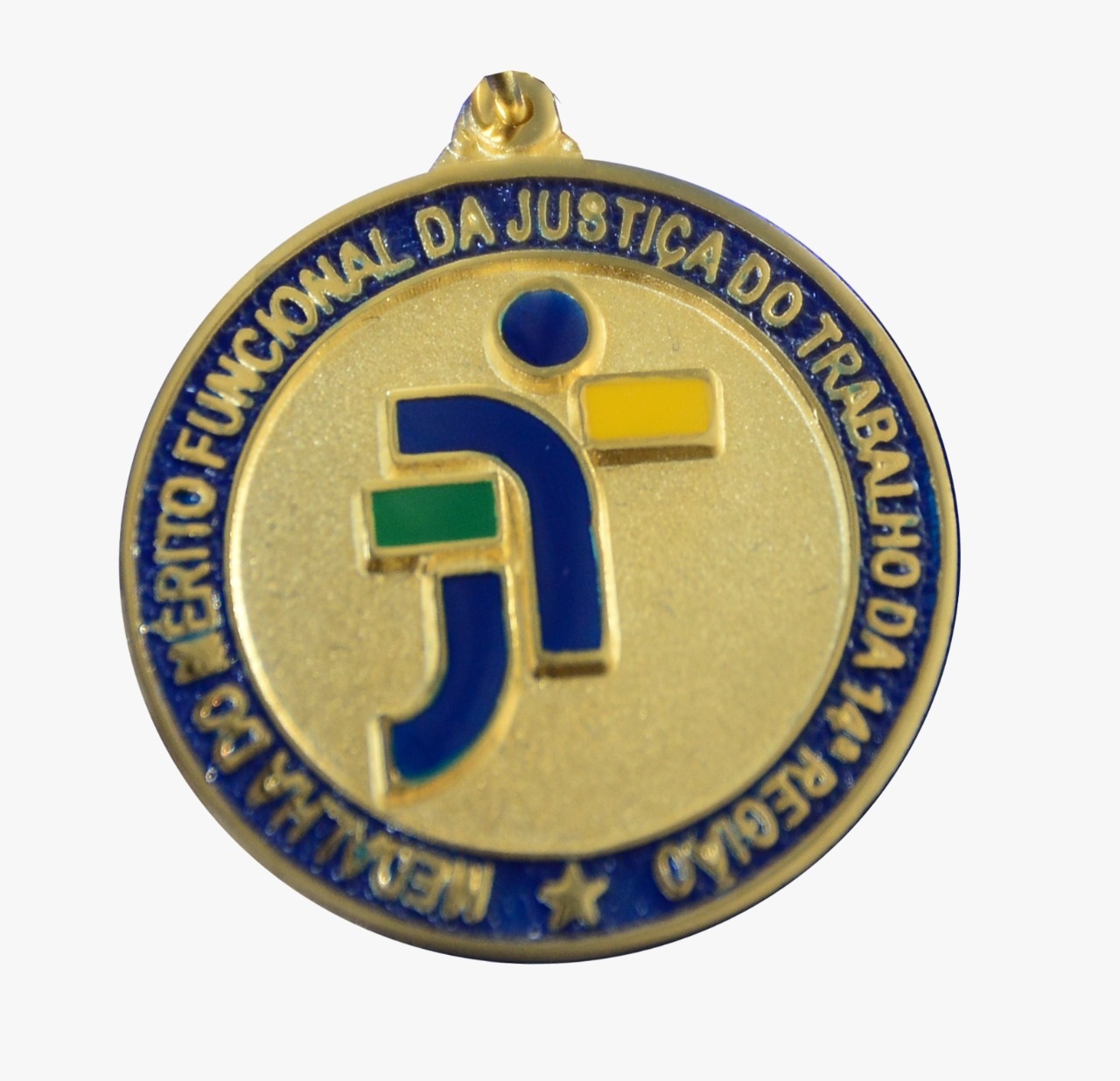 Medalha composta por círculo de metal dourado, tendo no centro a logomarca única da Justiça do Trabalho, esculturada e pintada nas cores azul, verde e amarelo, circundado por um anel de 0,5 cm, esmaltado em azul real, com os dísticos em relevo e metal dourado: Medalha do Mérito Funcional da Justiça do Trabalho da 14ª Região