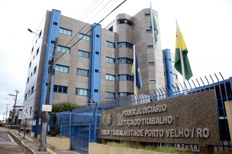 Fachada do prédio que fica instalada a Vara