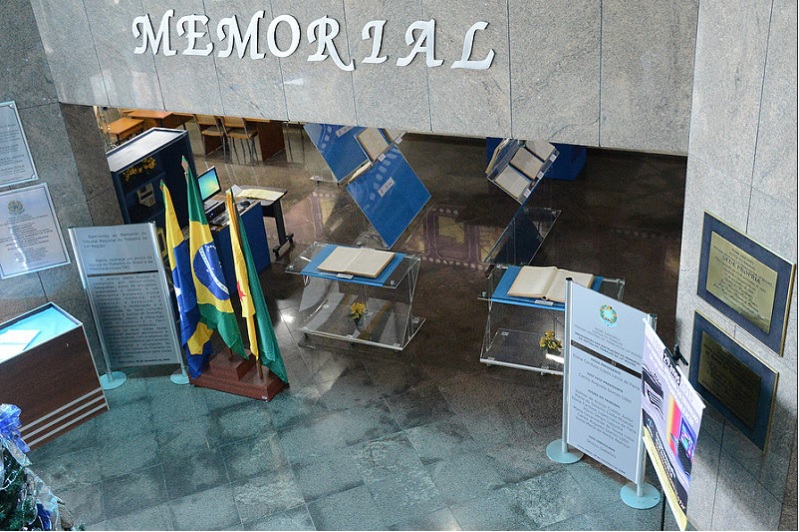 Foto em superior descendente da entrada do Memorial
