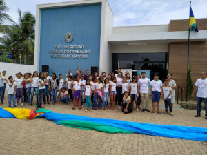 Váriaws crianças em frente ao prédio da Vara do TRabalho ded Plácido de Castro, interior do Estado do Acre