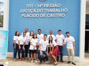 Equipe de Servidores em frente ao prédio da Vara do TRabalho de Plácido de Castro - Acre