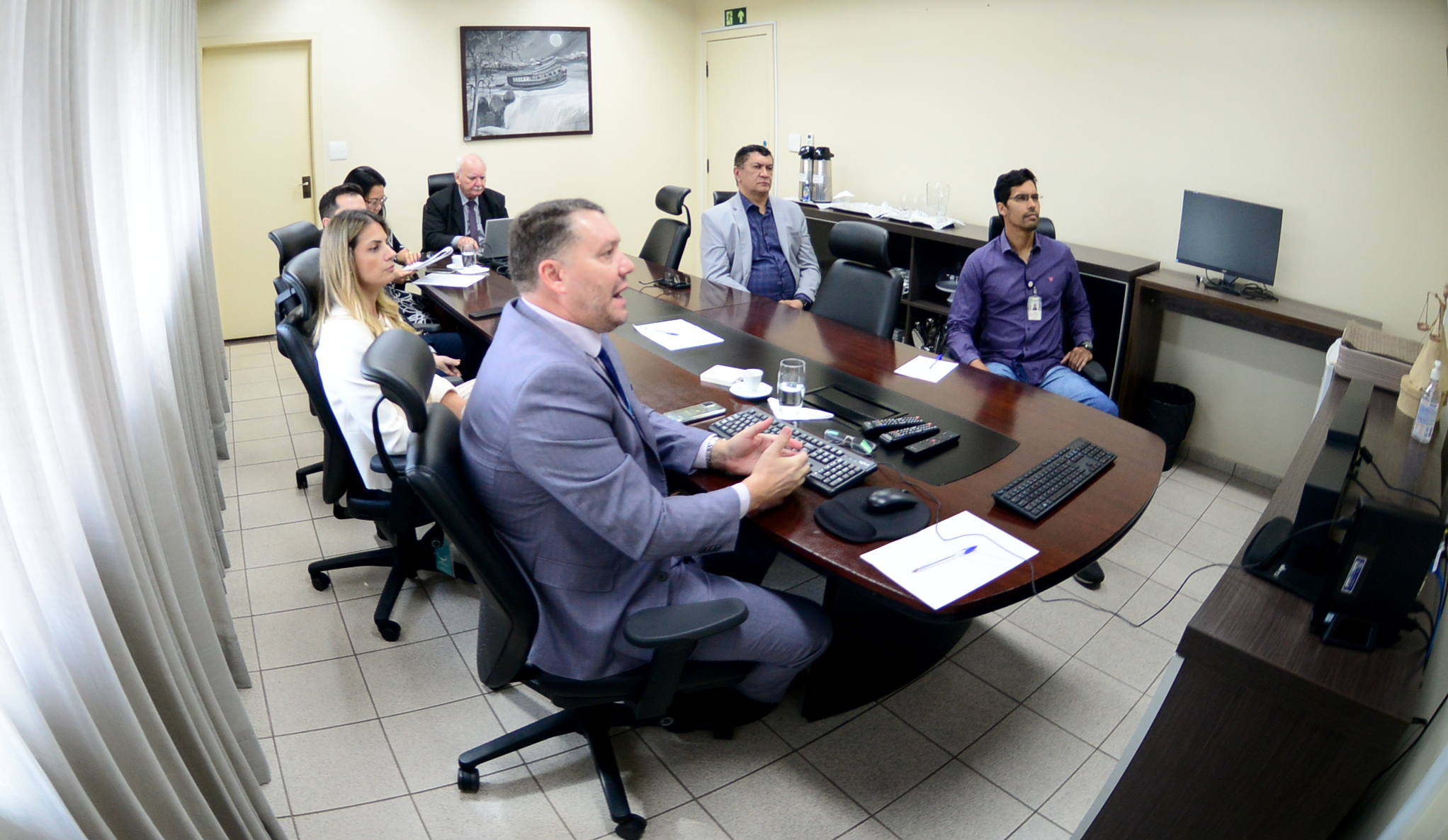 Foto da Presidência reunida com alguns secretários e gestores durante cerimônia de entrega dos Certificados Igest.