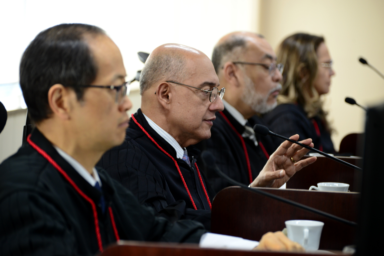 Foto de lateral onde aparecem os desembargadores na sessão, tendo em destaque o presidente empossado do biênio 2025/2026, desembargador Ilson Pequeno