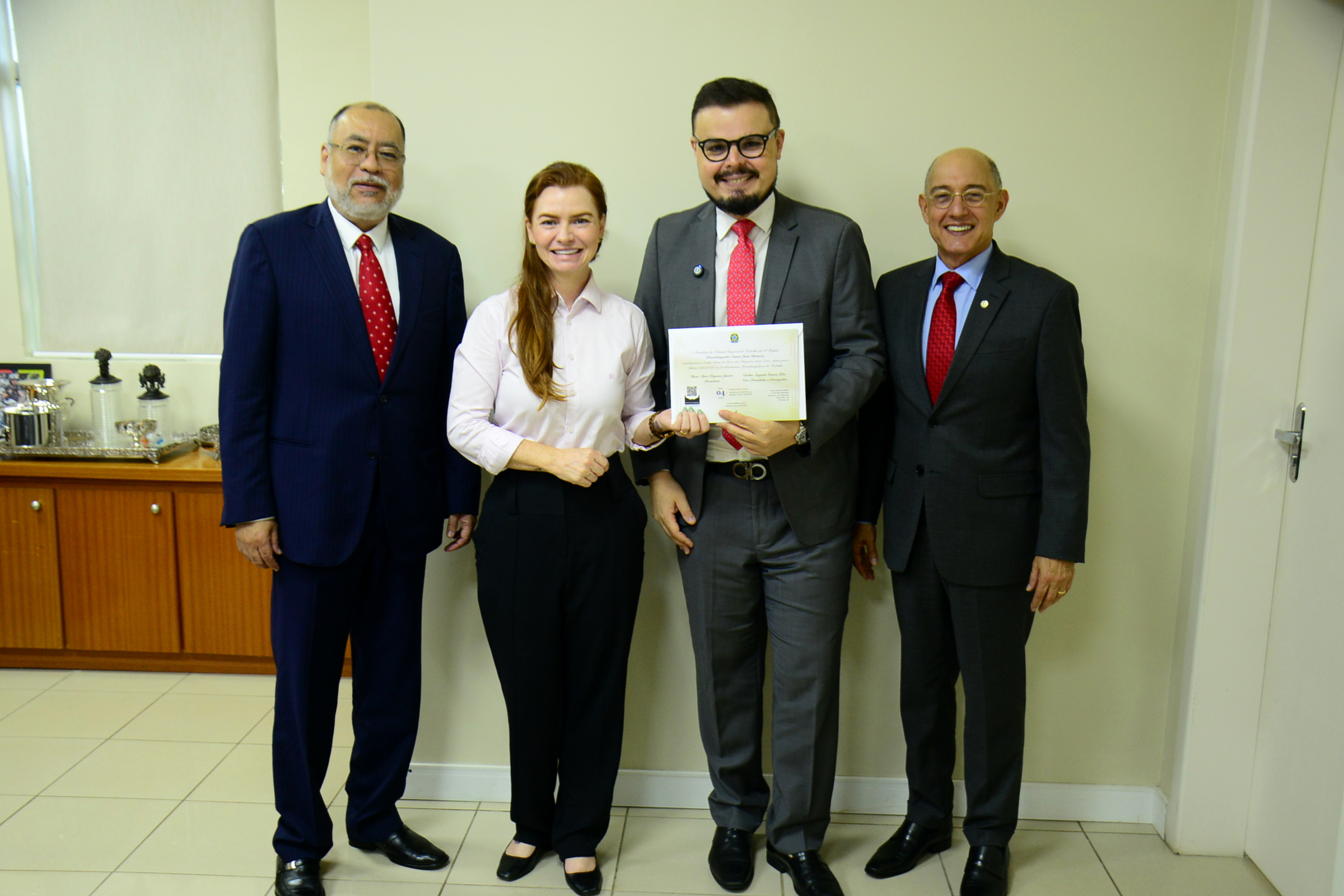 Desembargadores posam em foto com o presidente da OAB e a presidente da CAARO