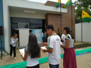 Três adolescentes acompanhando o lançamento do projeto