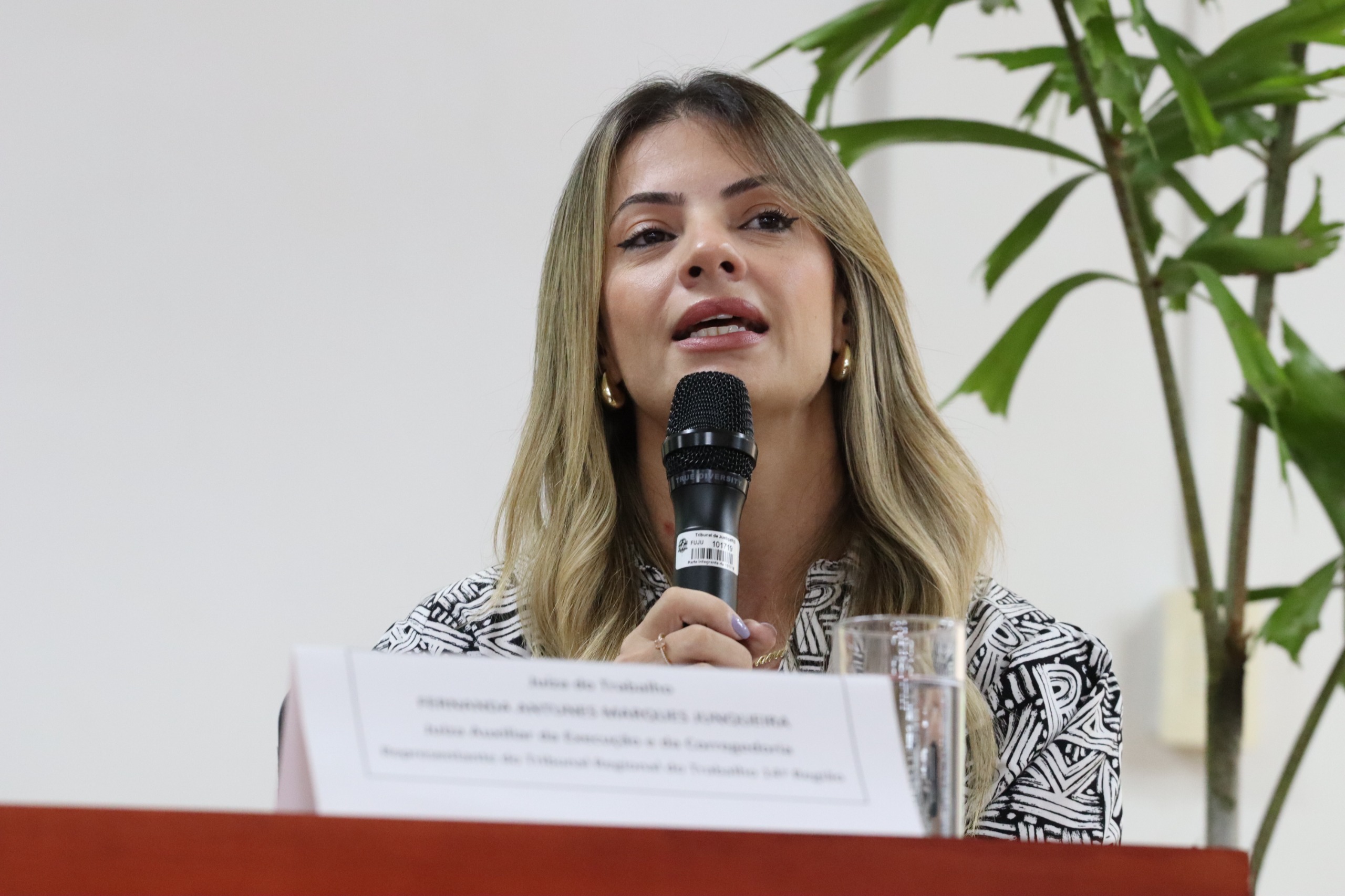 Juíza do Trabalho Fernanda Antunes Marques Junqueira durante a cerimônia de abertura. Foto: Silas Paixão/MPRO.