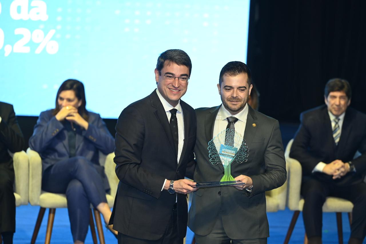 Secretário-geral Judiciário, Alysson Ricardo de Almeida Lopes, recebendo a honraria.