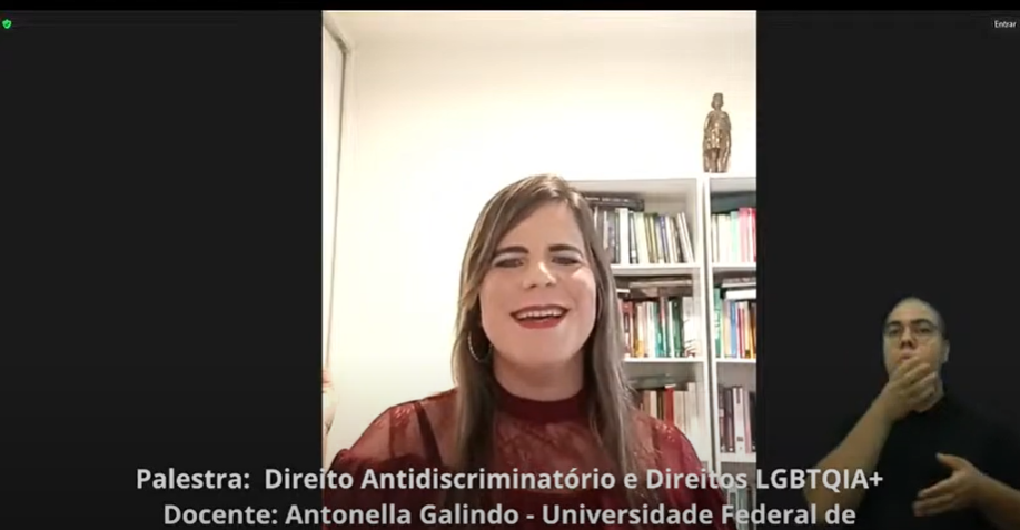 A docente Antonella Galindo, da Universidade Federal de Pernambuco em sua palestra sobre "Direito Antidiscriminatório e Direitos LGBTQIA+".