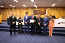 Representantes do TRT-14 recebendo certificado do Corregedor geral do TST