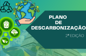 Arte oficial do Plano de Descarbonização mostra um fundo verde com imagem do globo mundial sob uma mão.