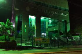 Fachada do TRT-14 com iluminação na cor verde, símbolo da campanha Abril Verde